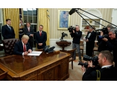 Donald Trump ký liên tục 20 sắc lệnh hà sách mới